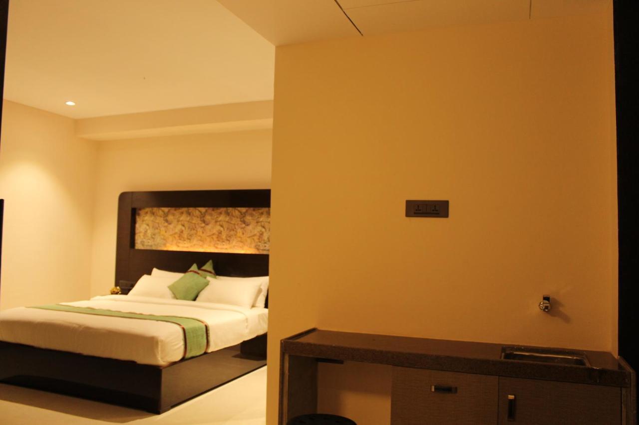 Zip By Spree Hotels Surat Eksteriør billede