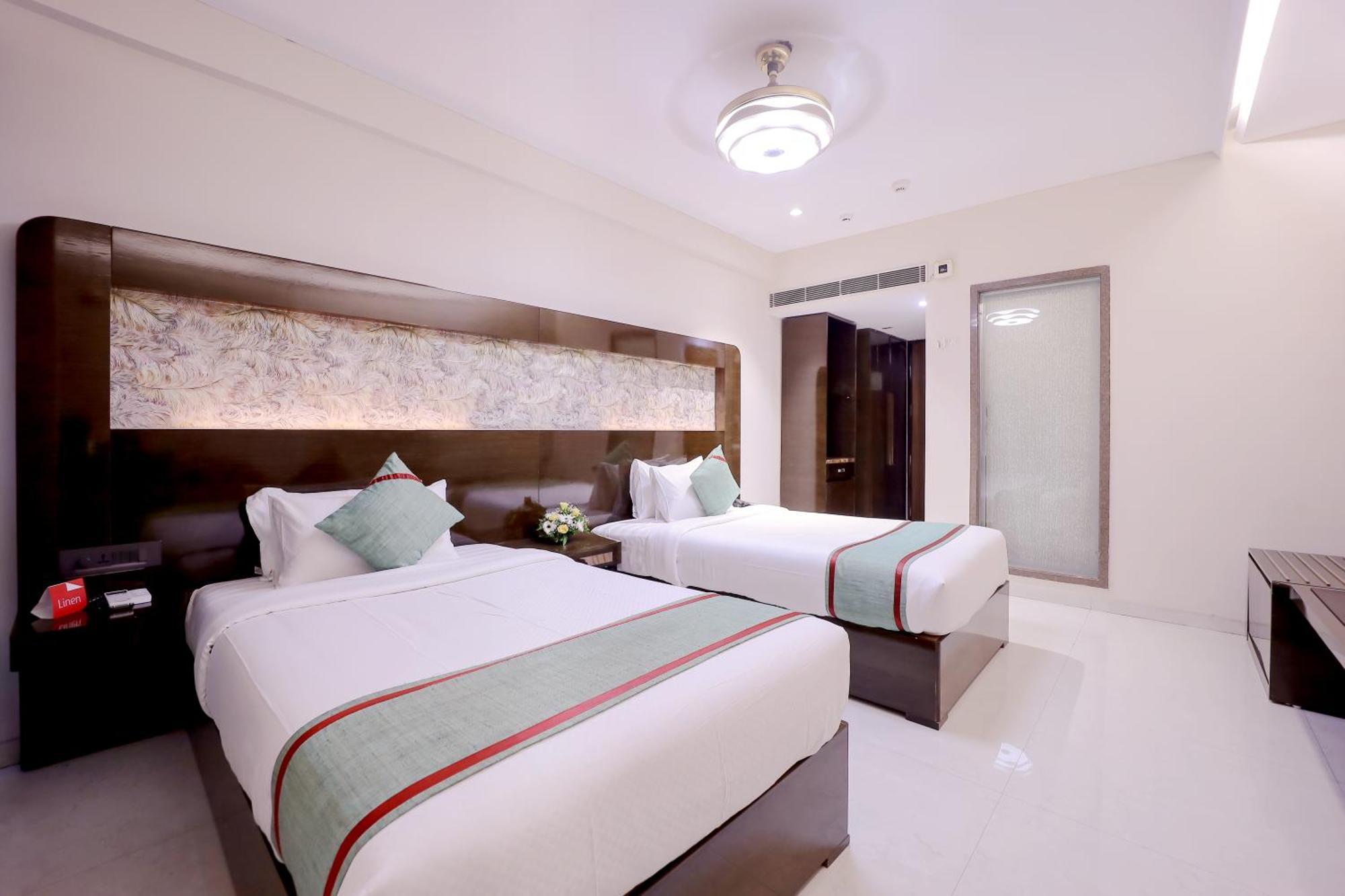 Zip By Spree Hotels Surat Eksteriør billede